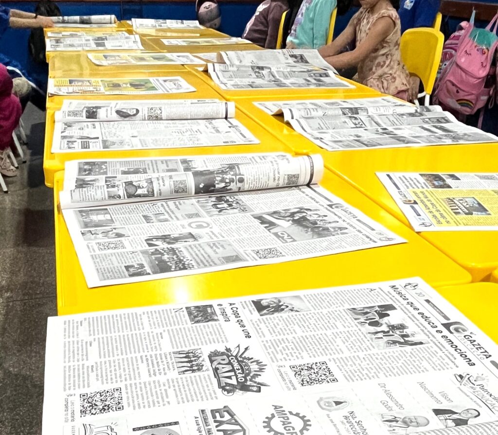 Alunos do Pré II da Escola Ayrton Senna exploram a Gazeta Educação em atividades de leitura e arte Alunos do Pré II da Escola Ayrton Senna exploram a Gazeta Educação em atividades de leitura e arte