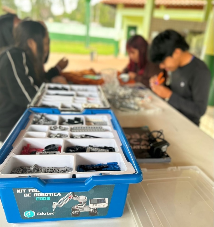 Tecnologia na aldeia - Robótica e identidade na Escola Estadual Indígena Mbo’eroy Guarani Kaiowá Tecnologia na aldeia - Robótica e identidade na Escola Estadual Indígena Mbo’eroy Guarani Kaiowá
