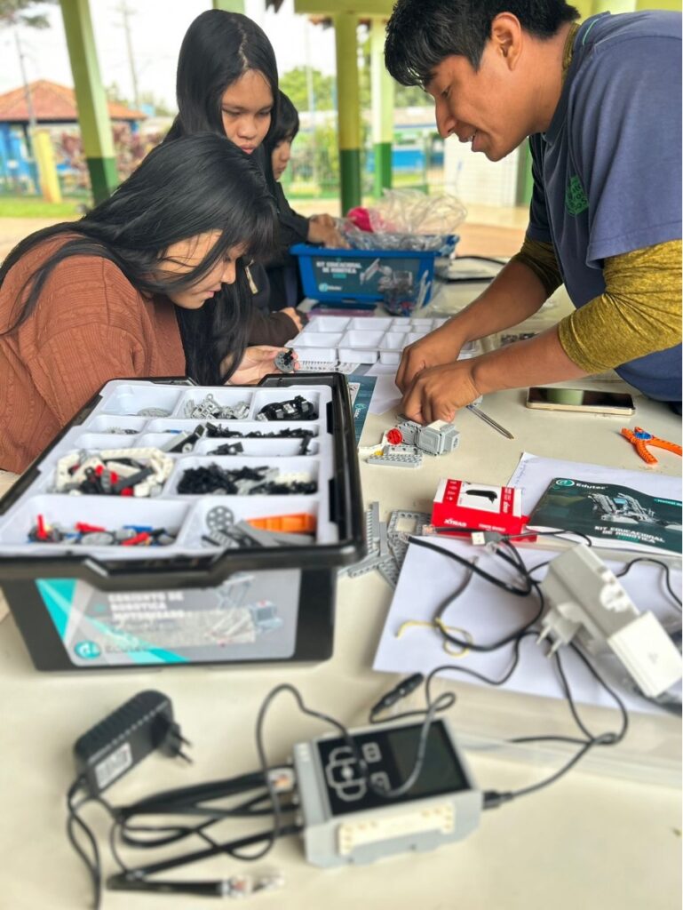 Tecnologia na aldeia - Robótica e identidade na Escola Estadual Indígena Mbo’eroy Guarani Kaiowá Tecnologia na aldeia - Robótica e identidade na Escola Estadual Indígena Mbo’eroy Guarani Kaiowá