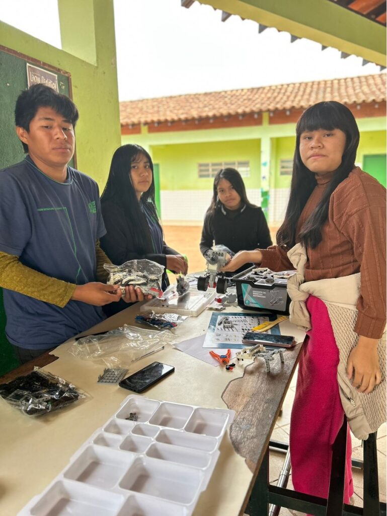 Tecnologia na aldeia - Robótica e identidade na Escola Estadual Indígena Mbo’eroy Guarani Kaiowá Tecnologia na aldeia - Robótica e identidade na Escola Estadual Indígena Mbo’eroy Guarani Kaiowá