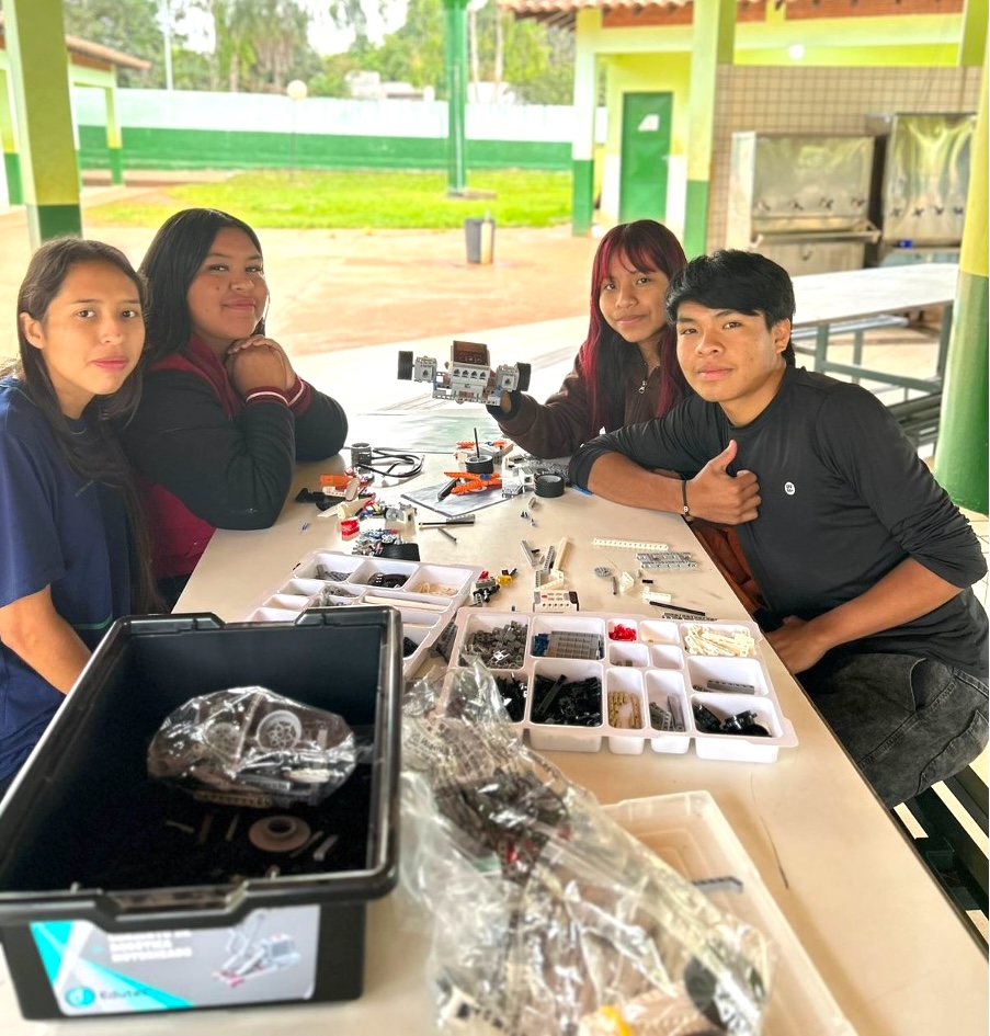 Tecnologia na aldeia - Robótica e identidade na Escola Estadual Indígena Mbo’eroy Guarani Kaiowá Tecnologia na aldeia - Robótica e identidade na Escola Estadual Indígena Mbo’eroy Guarani Kaiowá