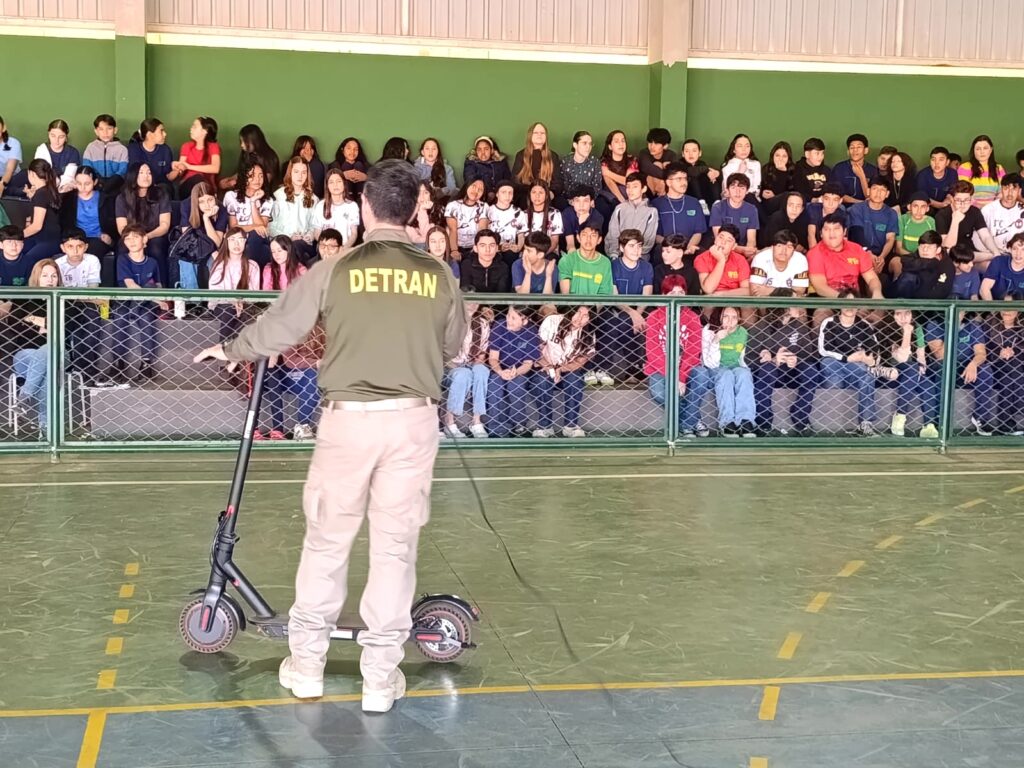 Escola Estadual Dom Aquino Corrêa recebe palestra do DETRAN-MS sobre segurança no trânsito