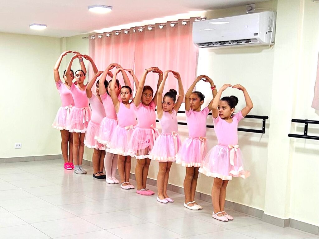 Balé transforma passos em aprendizados para a vida no Instituto Eduardo Dutra Lescano Balé transforma passos em aprendizados para a vida no Instituto Eduardo Dutra Lescano