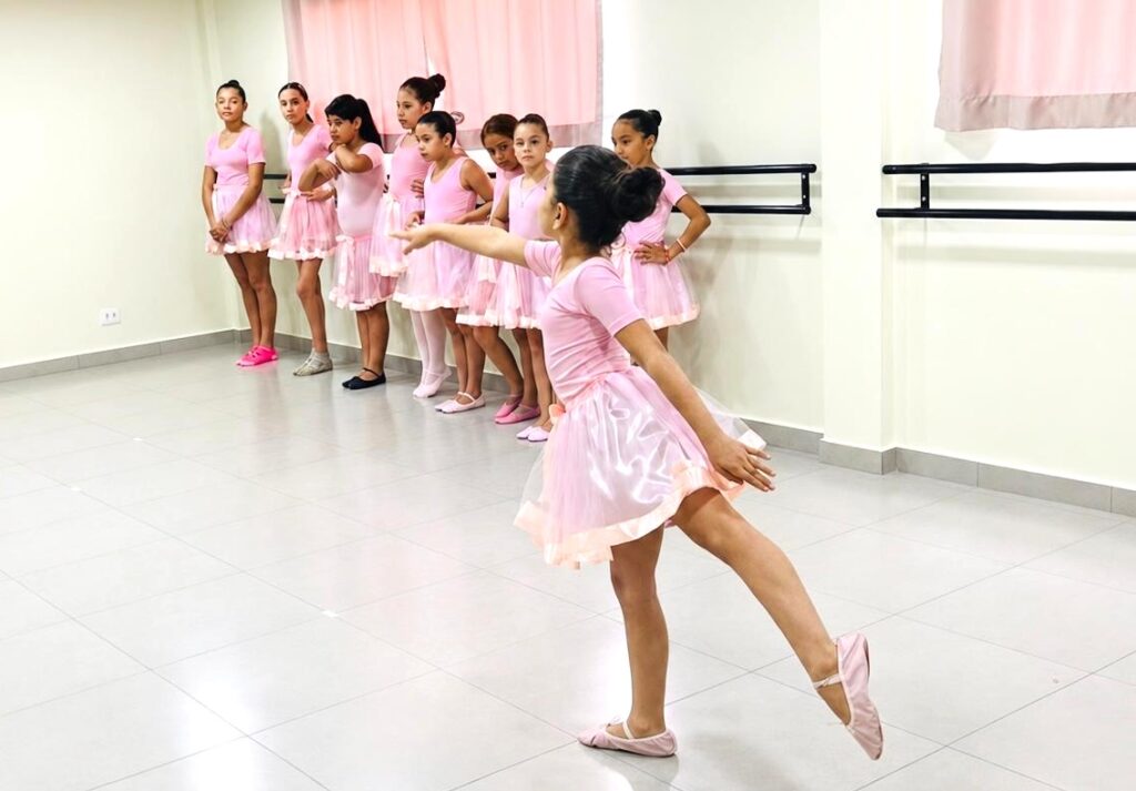 Balé transforma passos em aprendizados para a vida no Instituto Eduardo Dutra Lescano Balé transforma passos em aprendizados para a vida no Instituto Eduardo Dutra Lescano
