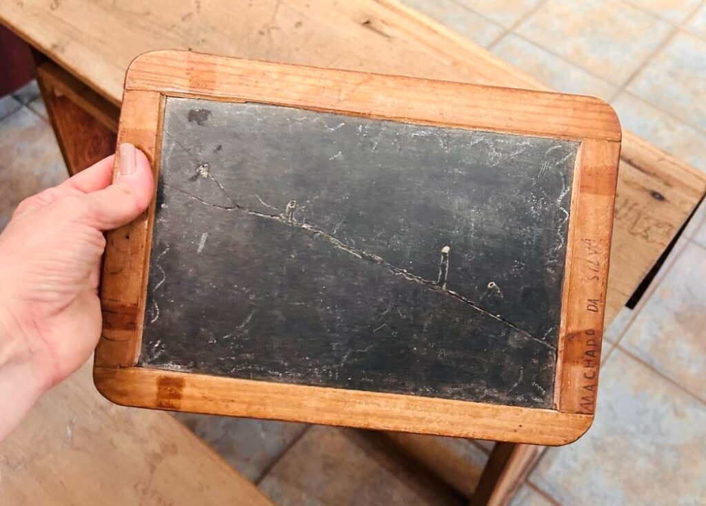 Uma carteira escolar do tempo dos nossos bisavós! Uma carteira escolar do tempo dos nossos bisavós!
