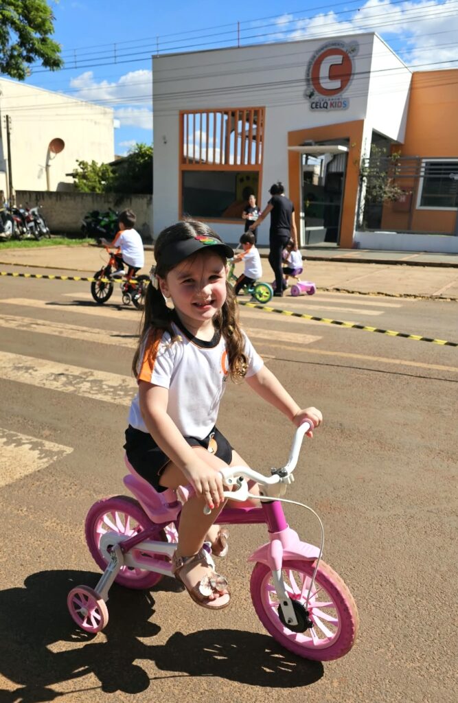 Pequenos Pedestres: educação para um trânsito mais seguro Pequenos Pedestres: educação para um trânsito mais seguro