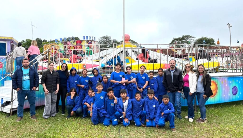 Alunos da João Rodrigues aproveitam o parque da Expobai Alunos da João Rodrigues aproveitam o parque da Expobai