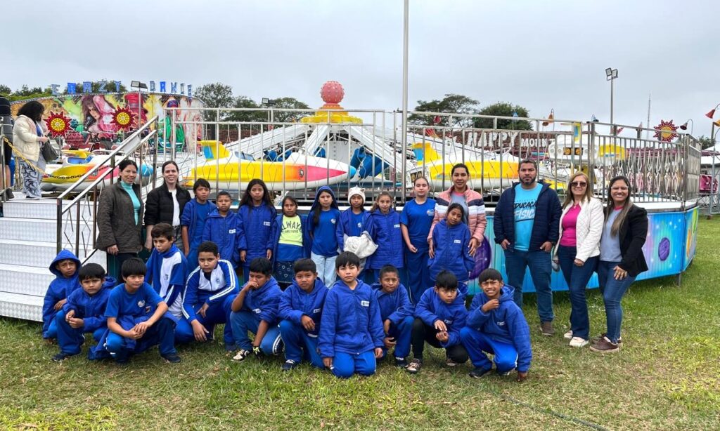 Alunos da João Rodrigues aproveitam o parque da Expobai Alunos da João Rodrigues aproveitam o parque da Expobai