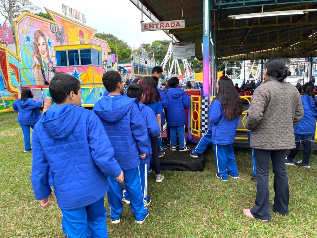 Alunos da João Rodrigues aproveitam o parque da Expobai Alunos da João Rodrigues aproveitam o parque da Expobai