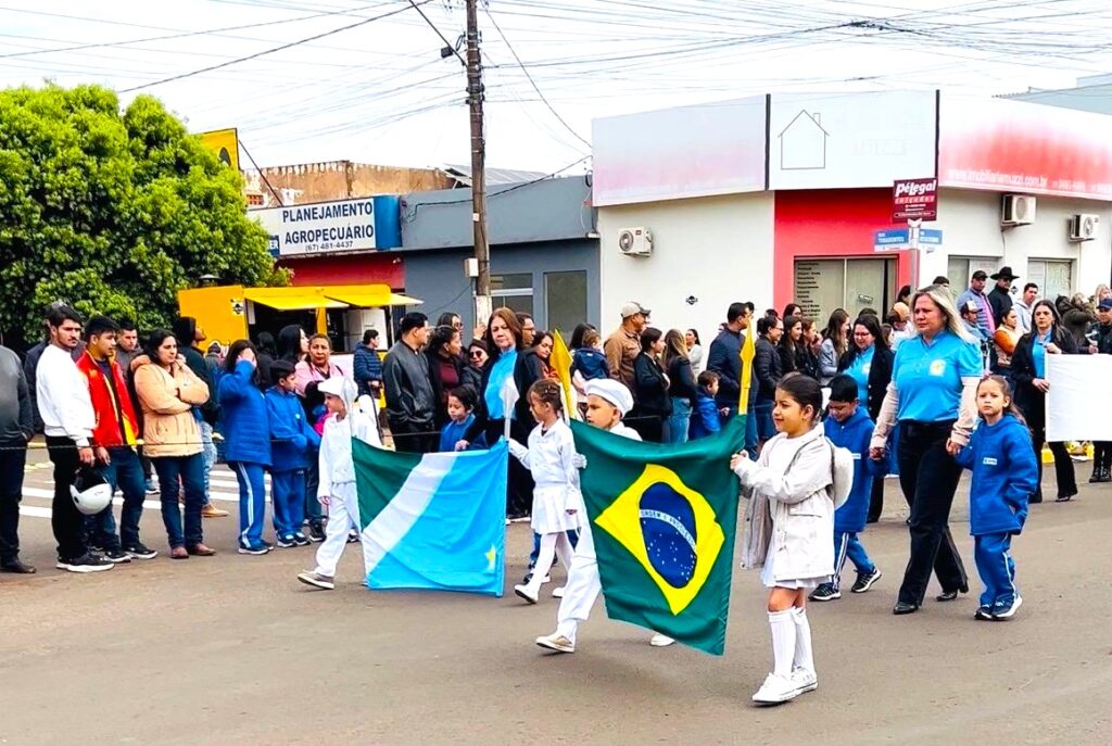 Escolas dão brilho especial ao Desfile Cívico de 7 de Setembro em Amambai