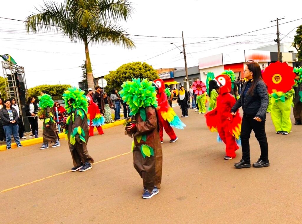 Escolas dão brilho especial ao Desfile Cívico de 7 de Setembro em Amambai