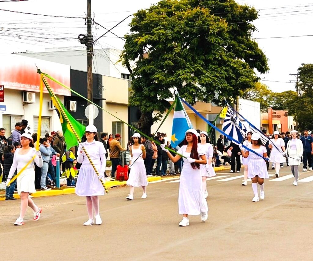 Escolas dão brilho especial ao Desfile Cívico de 7 de Setembro em Amambai