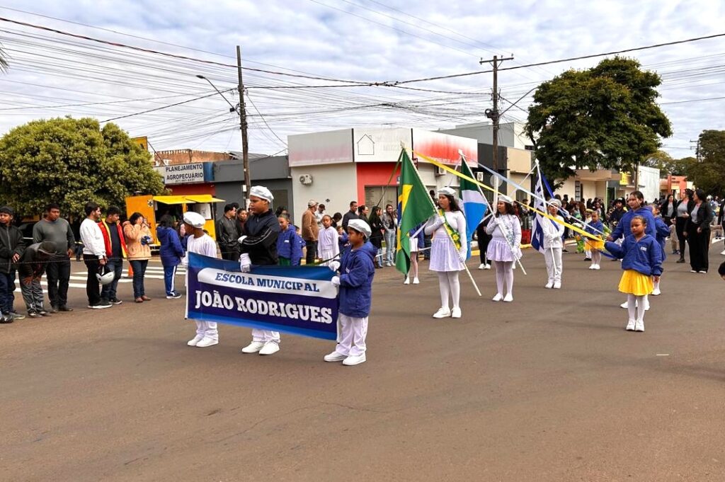 Escolas dão brilho especial ao Desfile Cívico de 7 de Setembro em Amambai