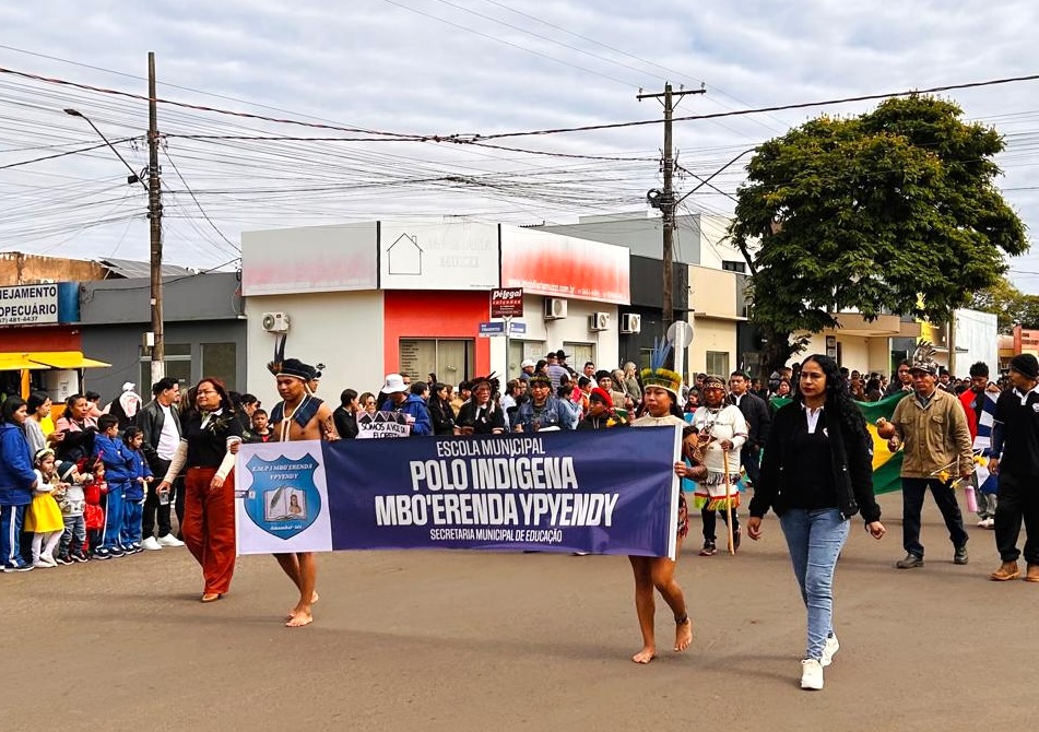 Escolas dão brilho especial ao Desfile Cívico de 7 de Setembro em Amambai