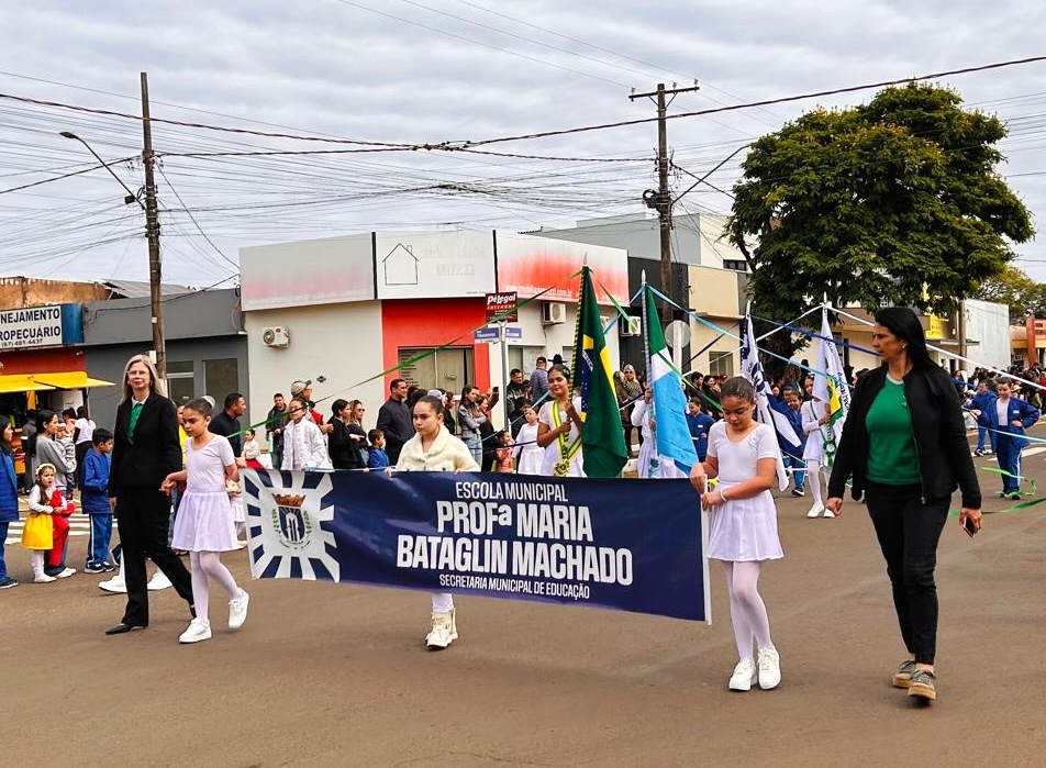 Escolas dão brilho especial ao Desfile Cívico de 7 de Setembro em Amambai