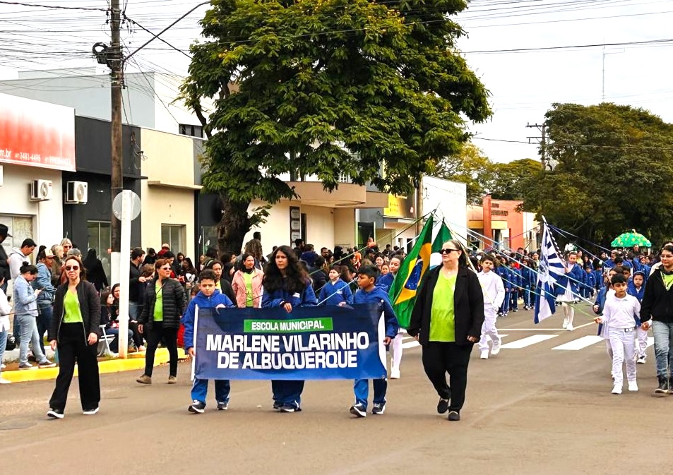 Escolas dão brilho especial ao Desfile Cívico de 7 de Setembro em Amambai