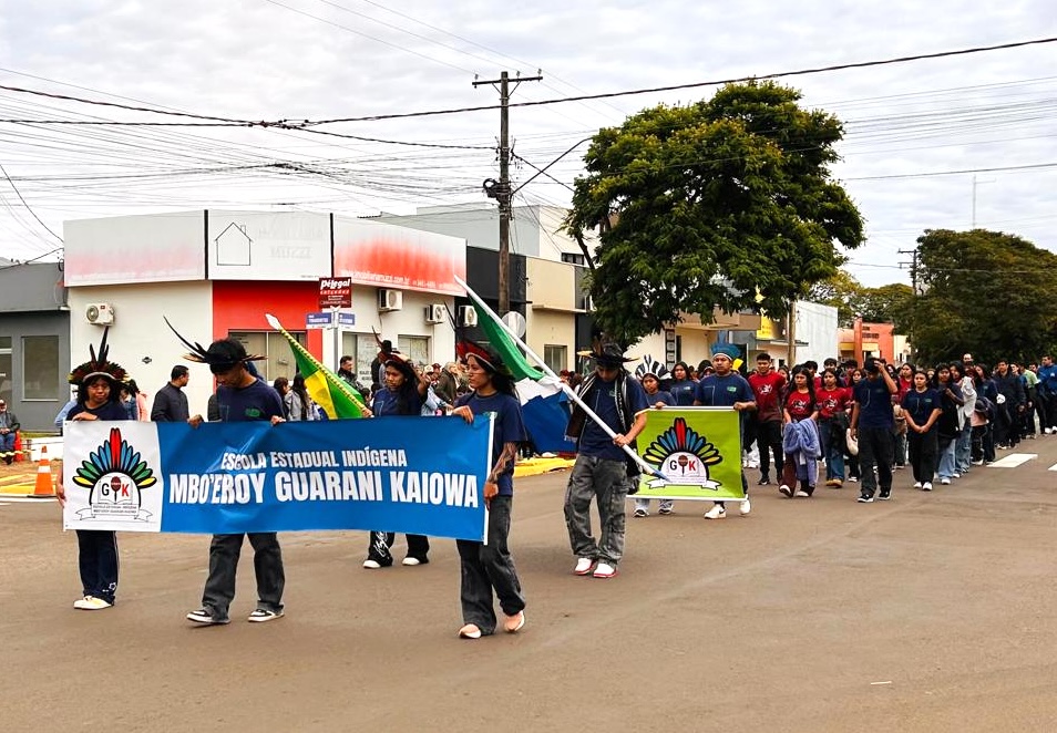 Escolas dão brilho especial ao Desfile Cívico de 7 de Setembro em Amambai