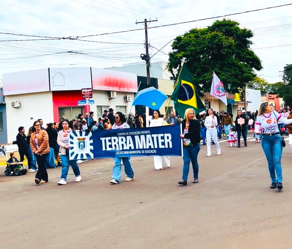Escolas dão brilho especial ao Desfile Cívico de 7 de Setembro em Amambai