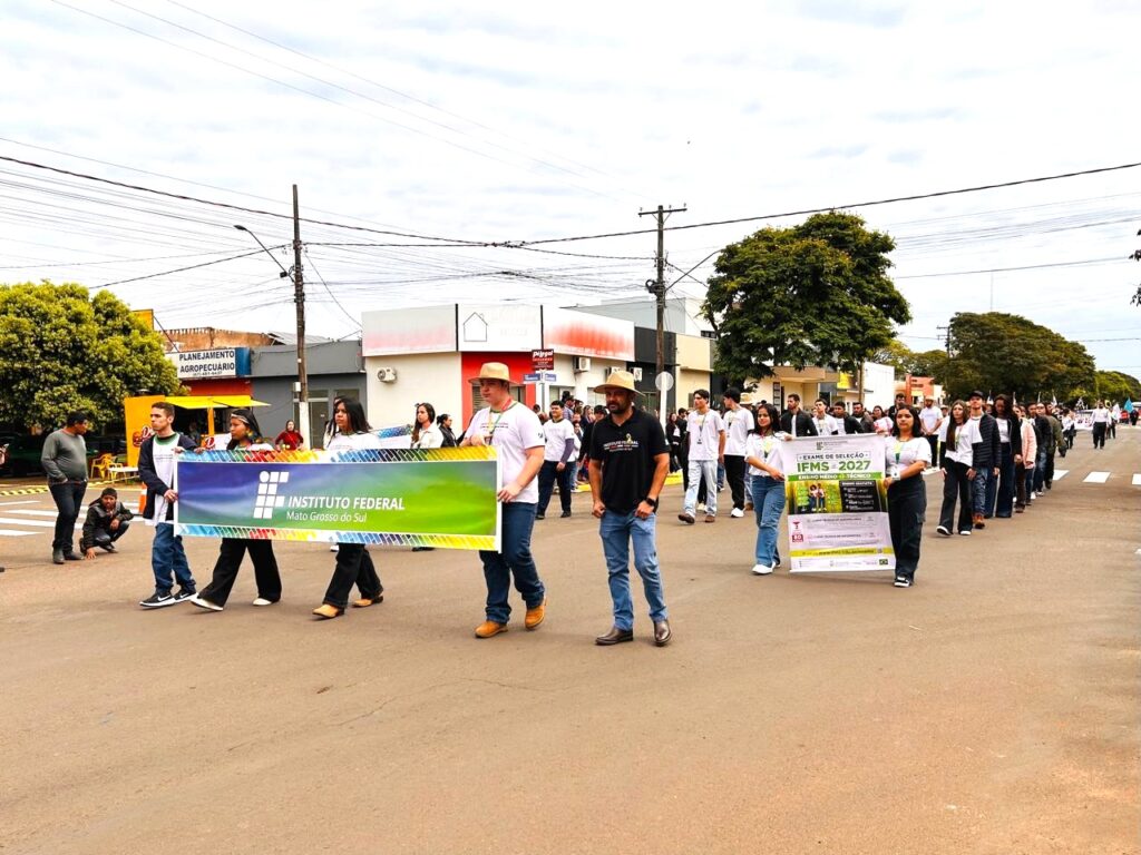 Escolas dão brilho especial ao Desfile Cívico de 7 de Setembro em Amambai