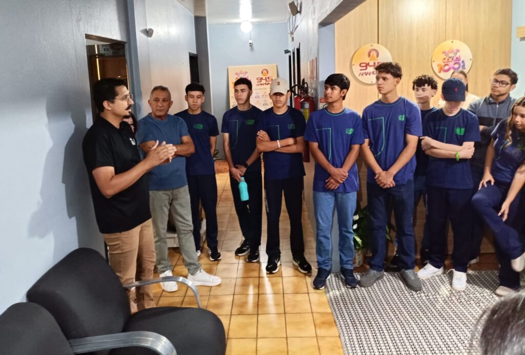 Estudantes da E.E. Dom Aquino Corrêa visitam emissoras de rádio e conhecem na prática o mundo da publicidade Estudantes da E.E. Dom Aquino Corrêa visitam emissoras de rádio e conhecem na prática o mundo da publicidade