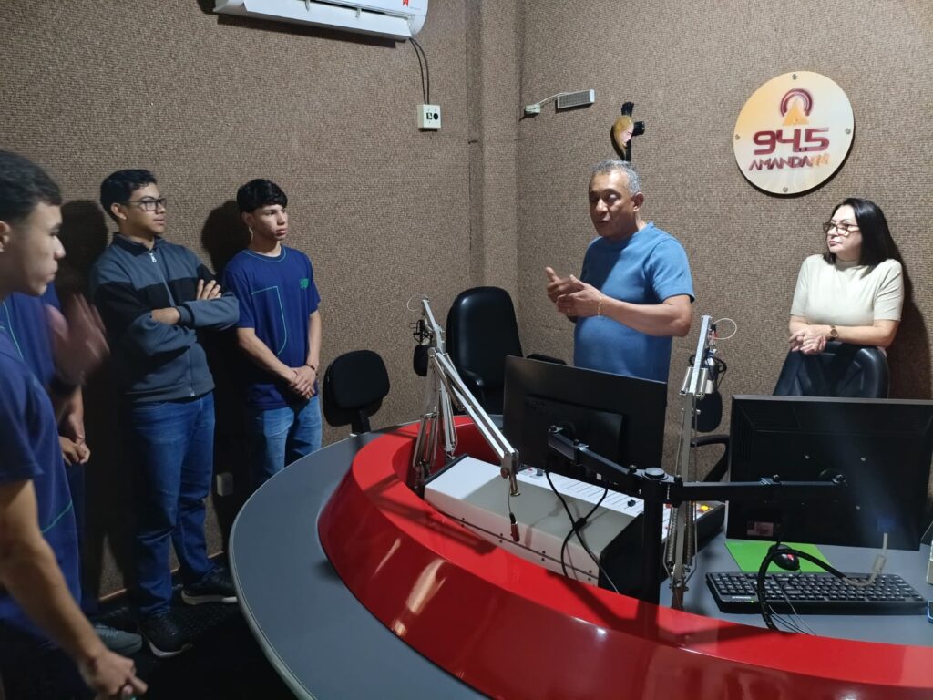 Estudantes da E.E. Dom Aquino Corrêa visitam emissoras de rádio e conhecem na prática o mundo da publicidade Estudantes da E.E. Dom Aquino Corrêa visitam emissoras de rádio e conhecem na prática o mundo da publicidade
