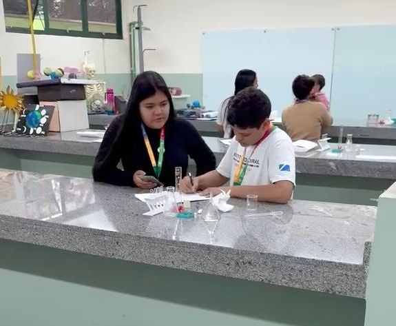 Projeto “Química em Ação” aproxima estudantes do IFMS e da Escola Estadual Felipe de Brum por meio de aulas práticas Projeto “Química em Ação” aproxima estudantes do IFMS e da Escola Estadual Felipe de Brum por meio de aulas práticas