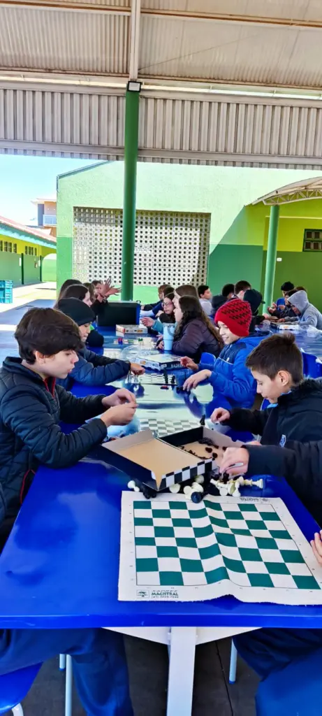 Entre Refeições e Aprendizado: A Dinâmica do Almoço no Ensino Integral Entre Refeições e Aprendizado: A Dinâmica do Almoço no Ensino Integral