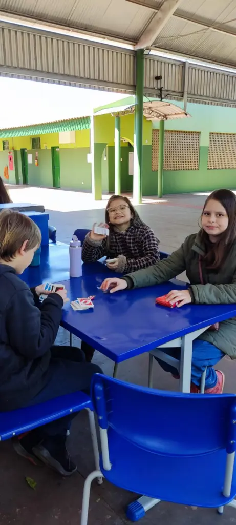 Entre Refeições e Aprendizado: A Dinâmica do Almoço no Ensino Integral Entre Refeições e Aprendizado: A Dinâmica do Almoço no Ensino Integral