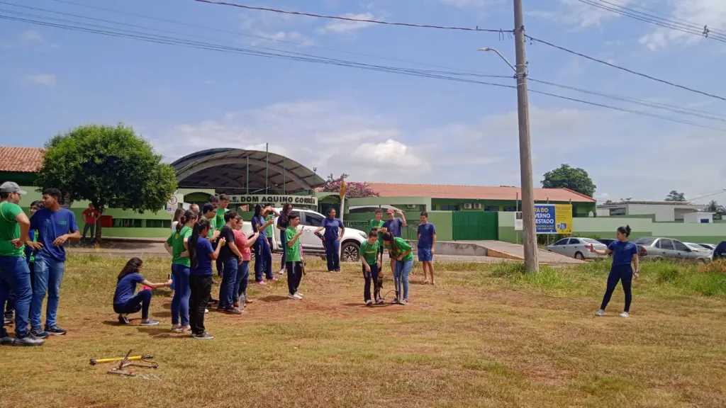 "Criatividade e Ciência: Foguetes de Garrafa PET São Sucesso na Escola Dom Aquino Corrêa"