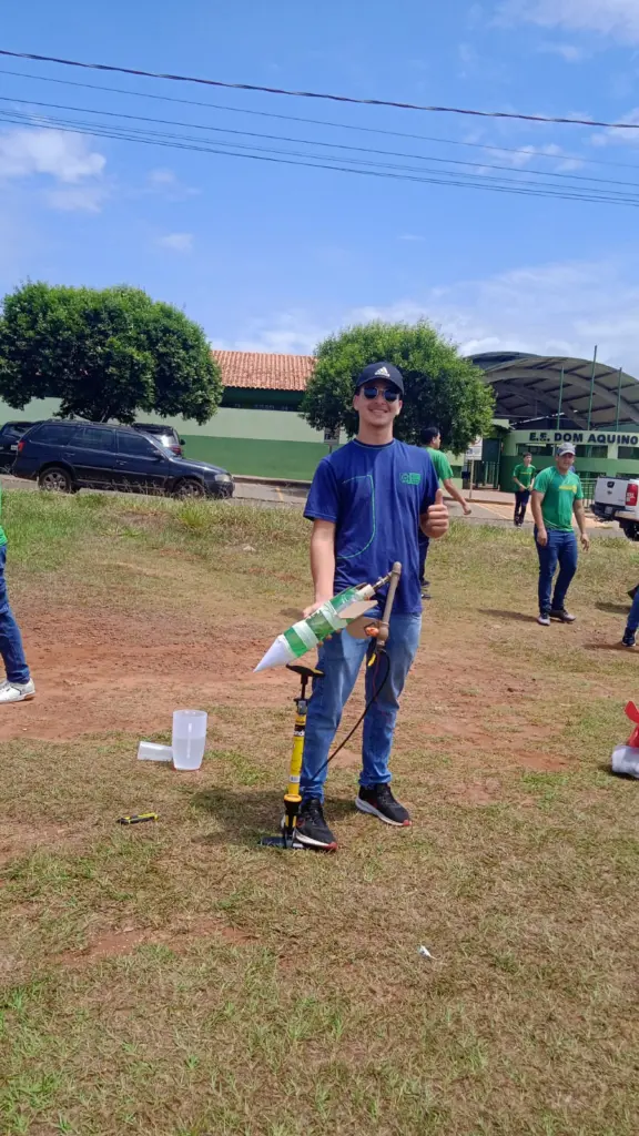 "Criatividade e Ciência: Foguetes de Garrafa PET São Sucesso na Escola Dom Aquino Corrêa"