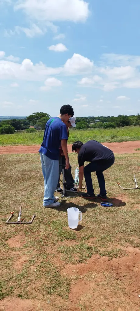 "Criatividade e Ciência: Foguetes de Garrafa PET São Sucesso na Escola Dom Aquino Corrêa"