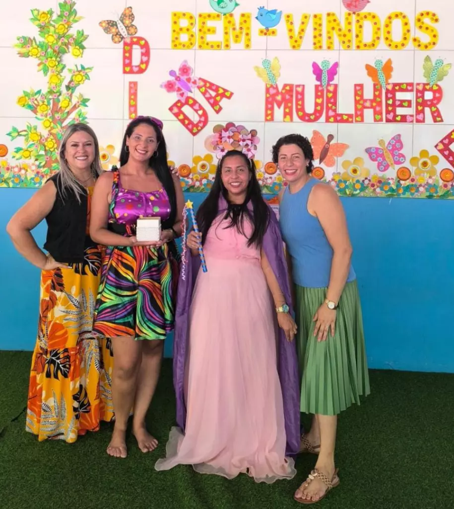 O Teatro na Educação Infantil O Teatro na Educação Infantil