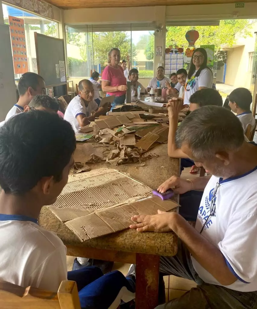Produção de Artesanato para Fortalecer a Inclusão e a Autonomia Produção de Artesanato para Fortalecer a Inclusão e a Autonomia