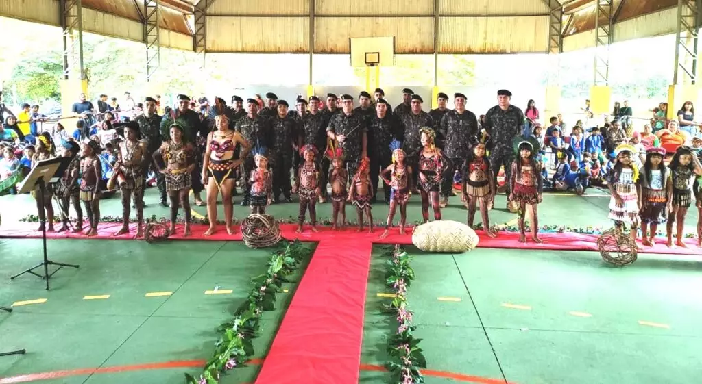 Desfile de roupas típicas marca celebração do Dia dos Povos Indígenas na Escola Mitã Rory