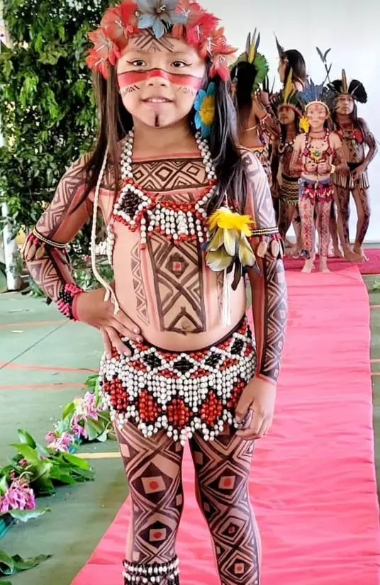 Desfile de roupas típicas marca celebração do Dia dos Povos Indígenas na Escola Mitã Rory