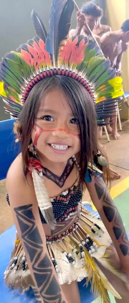 Desfile de roupas típicas marca celebração do Dia dos Povos Indígenas na Escola Mitã Rory