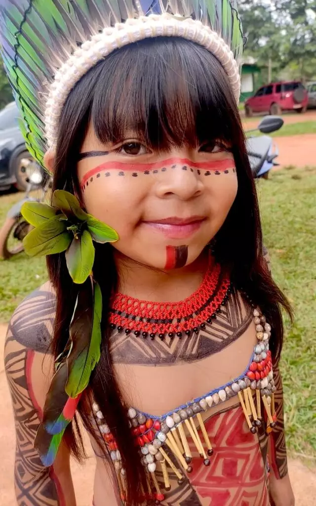 Desfile de roupas típicas marca celebração do Dia dos Povos Indígenas na Escola Mitã Rory