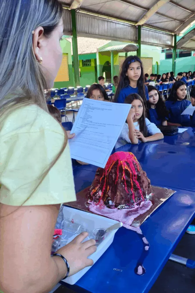 Rochas, Ciência e Diversão: Aprendizagem “Mão na Massa” Aproxima Teoria da Realidade Rochas, Ciência e Diversão: Aprendizagem “Mão na Massa” Aproxima Teoria da Realidade