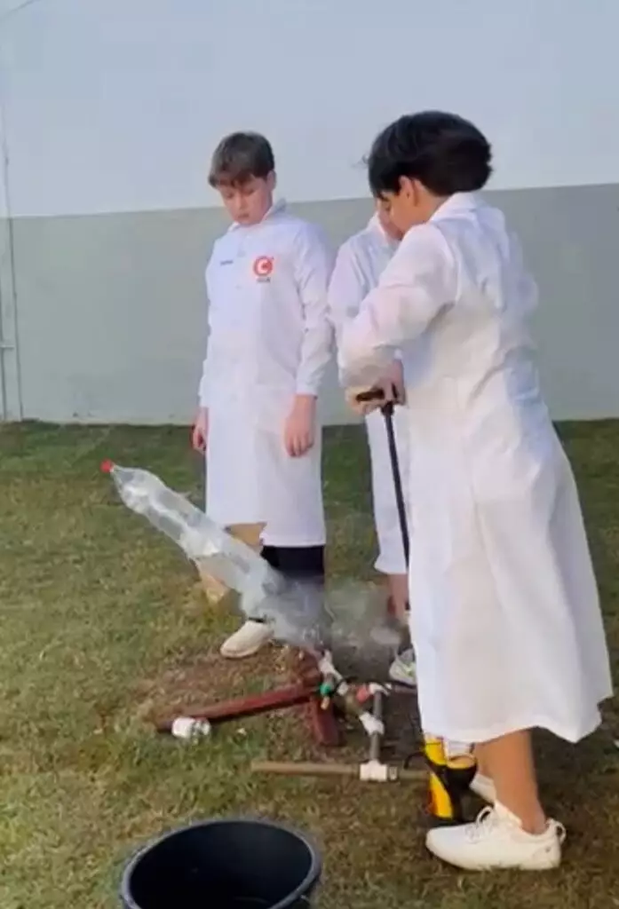 Quando a ciência sai do papel: estudantes do CELQ transformam aprendizado em diversão