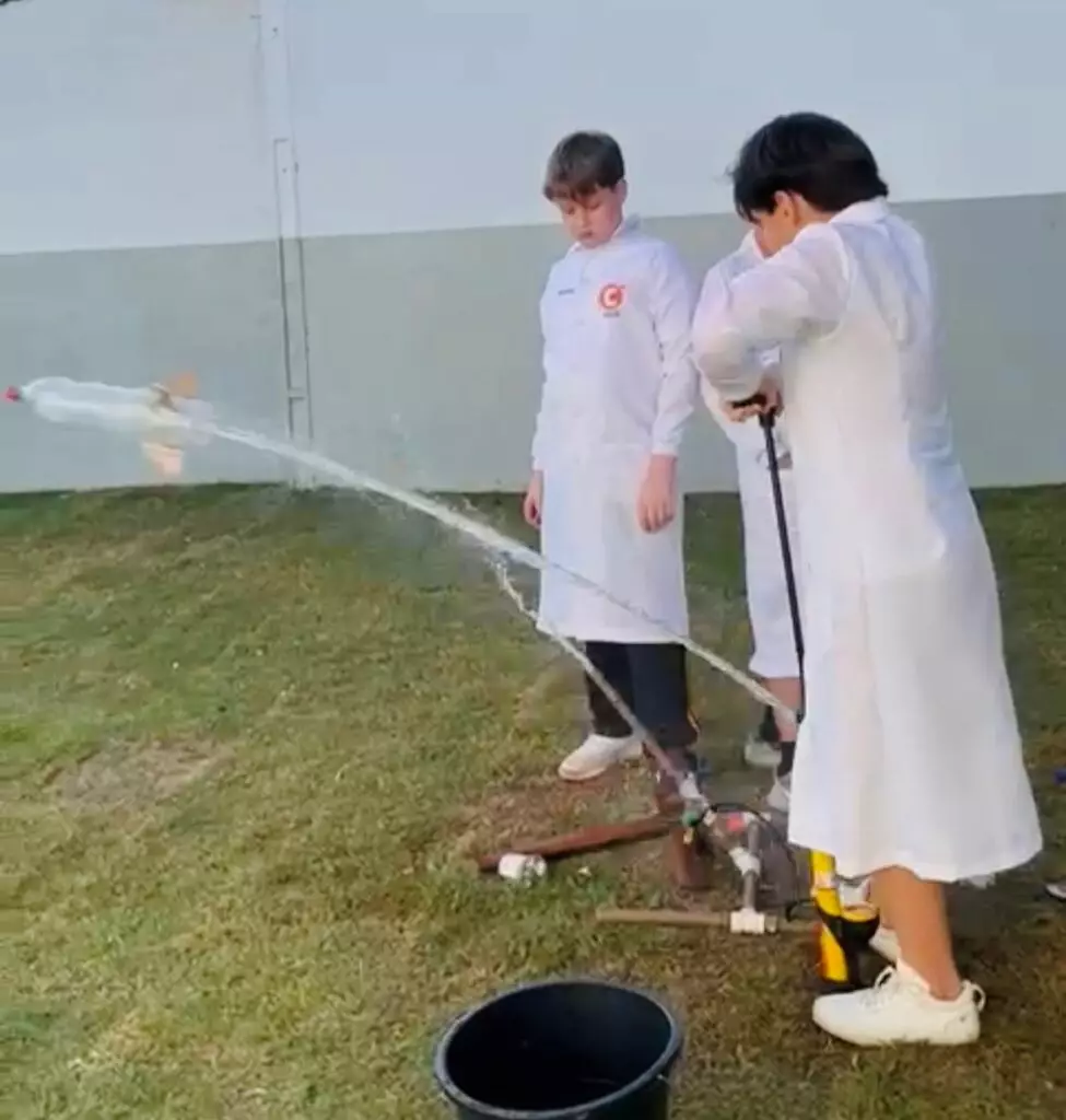 Quando a ciência sai do papel: estudantes do CELQ transformam aprendizado em diversão