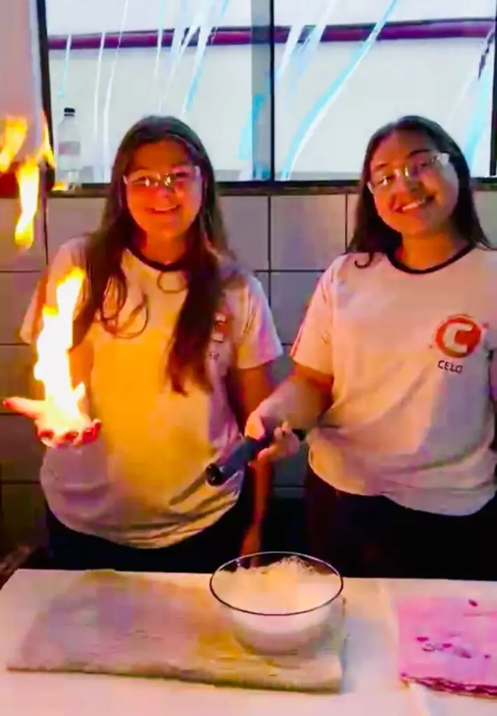 Quando a ciência sai do papel: estudantes do CELQ transformam aprendizado em diversão