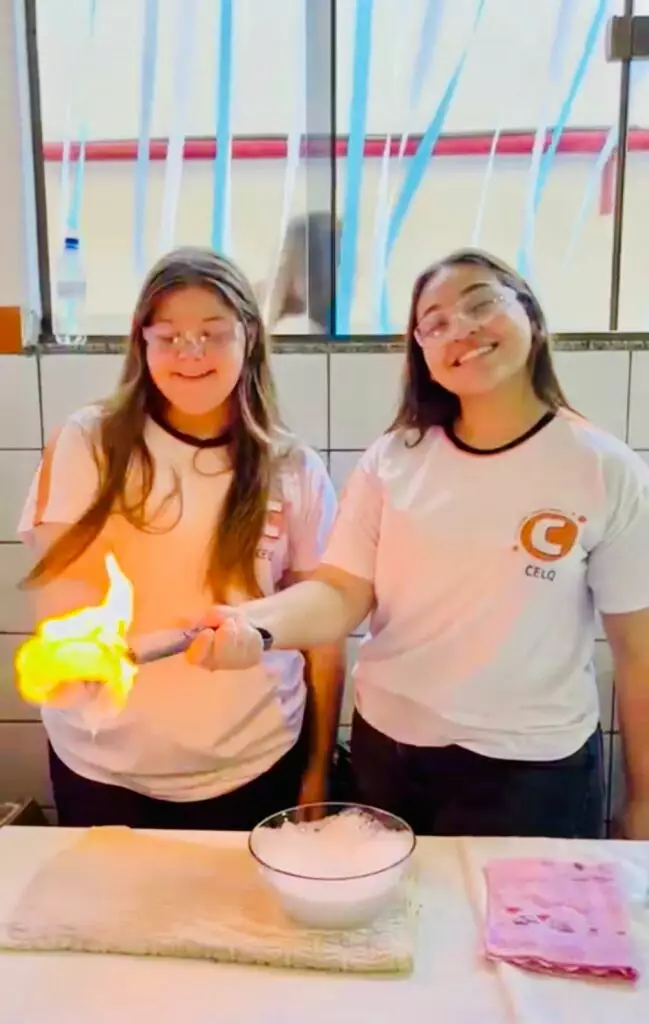 Quando a ciência sai do papel: estudantes do CELQ transformam aprendizado em diversão