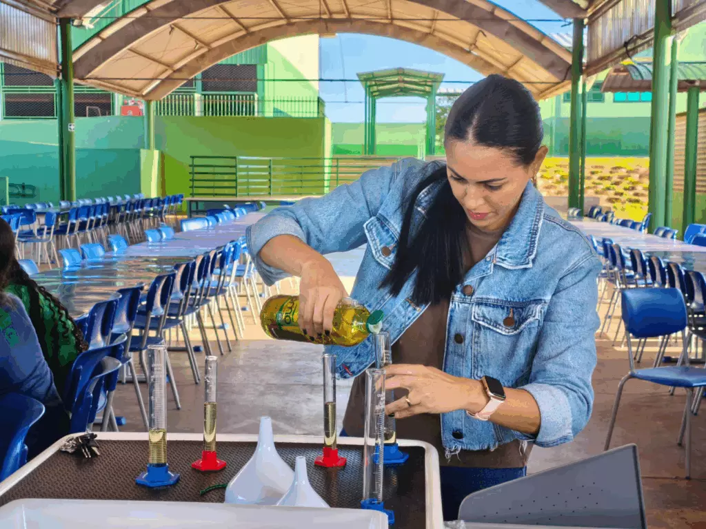Ciência na prática: alunos da Dom Aquino Corrêa aprendem a separar água e óleo
