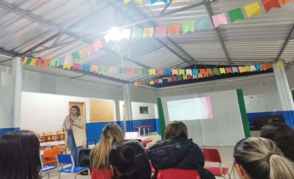 Reunião de Pais no Cei Nosso Lar Aborda Tema Relevante para a Infância