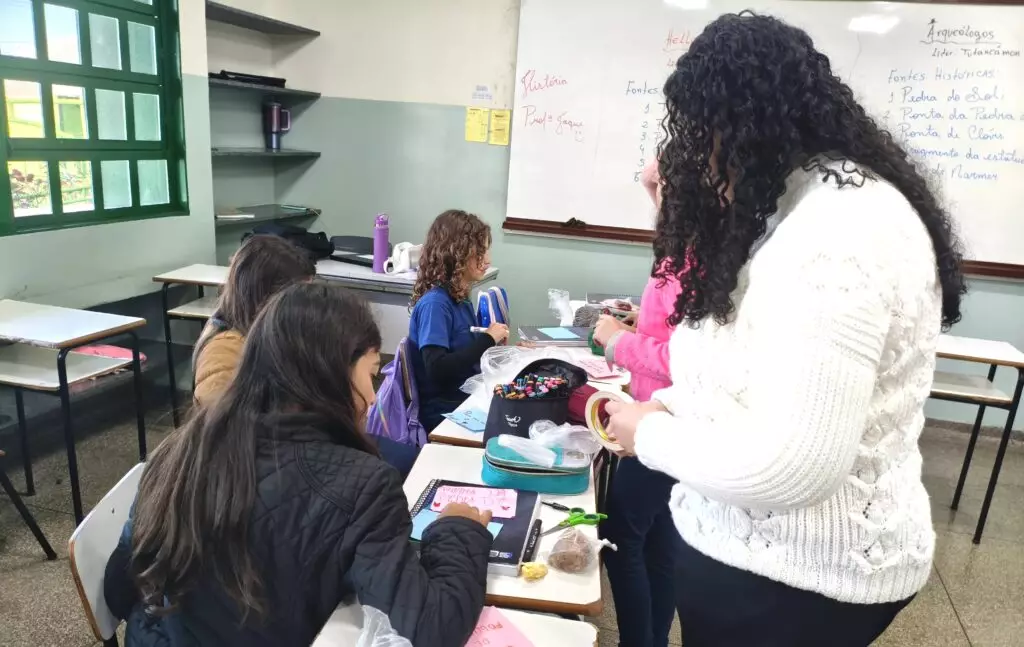 Fontes Históricas em Sala de Aula: Estudantes do 6º ano mergulham na coleta e catalogação de documentos
