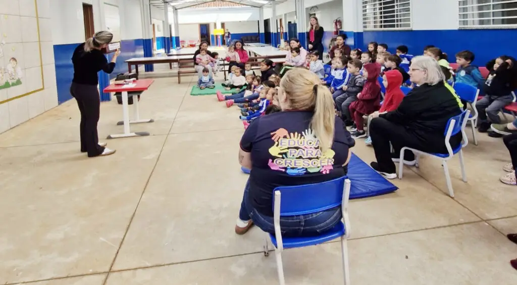 Contar histórias: um jeito divertido de aprender Contar histórias: um jeito divertido de aprender