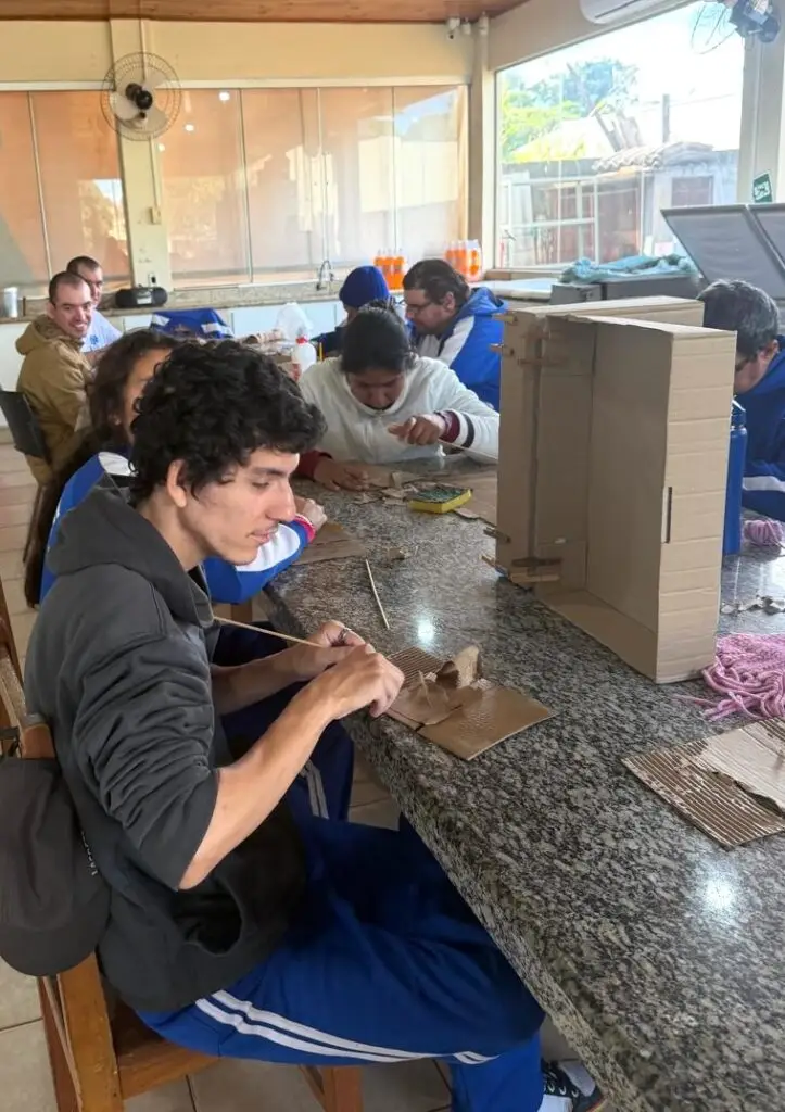 Oficinas de cestaria transformam papelão em arte Oficinas de cestaria transformam papelão em arte