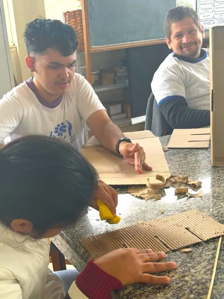 Oficinas de cestaria transformam papelão em arte Oficinas de cestaria transformam papelão em arte