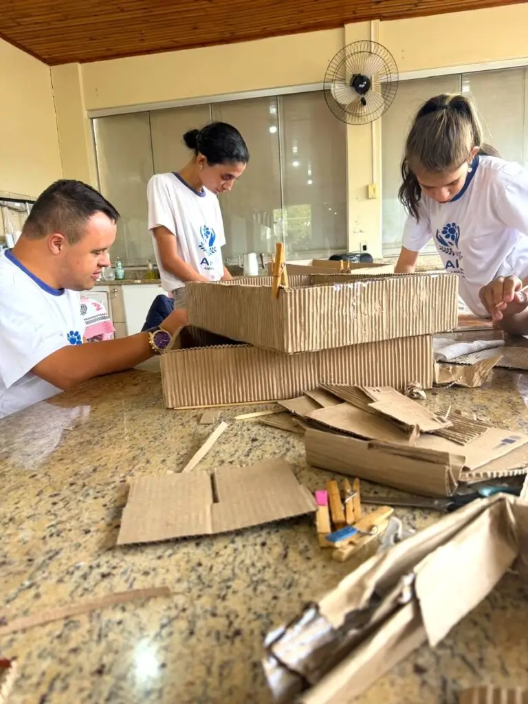 Oficinas de cestaria transformam papelão em arte Oficinas de cestaria transformam papelão em arte