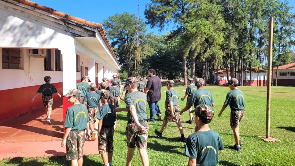 Visita ao Exército amplia conhecimentos dos alunos do Projeto Florestinha